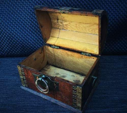 VINTAGE WOODEN AND METAL JEWELRY BOX!