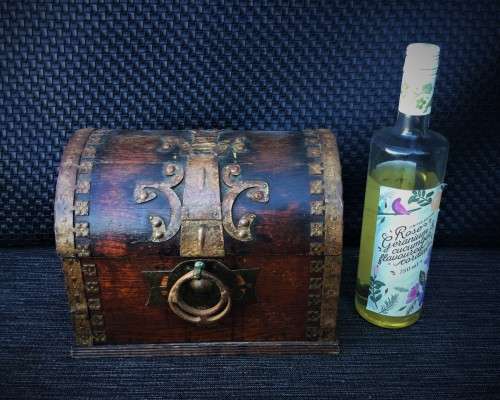 VINTAGE WOODEN AND METAL JEWELRY BOX!