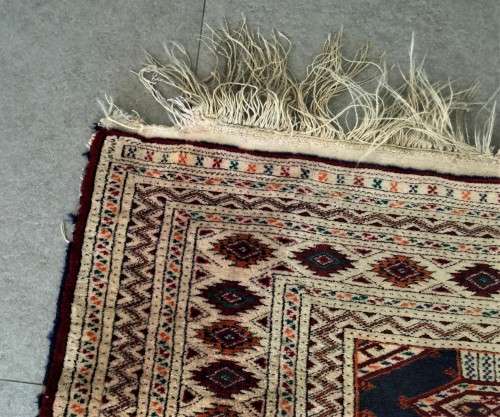 TIGHTLY KNOTTED GENUINE PERSIAN RUG! 1220mm - 890MM