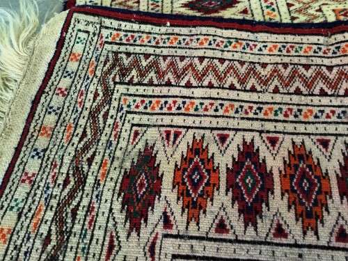 TIGHTLY KNOTTED GENUINE PERSIAN RUG! 1220mm - 890MM