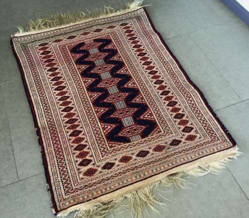 TIGHTLY KNOTTED GENUINE PERSIAN RUG! 1220mm - 890MM