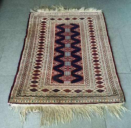 TIGHTLY KNOTTED GENUINE PERSIAN RUG! 1220mm - 890MM