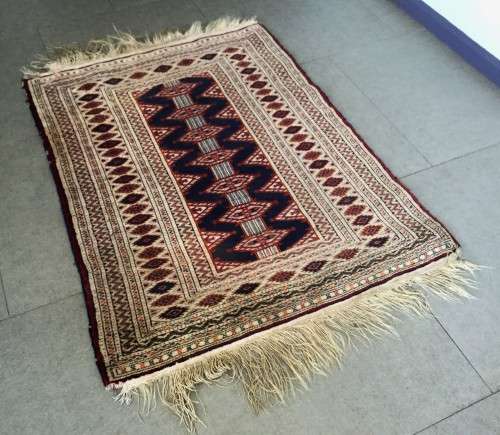 TIGHTLY KNOTTED GENUINE PERSIAN RUG! 1220mm - 890MM