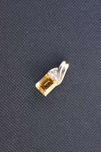 Attractive Golden Topaz with three diamonds