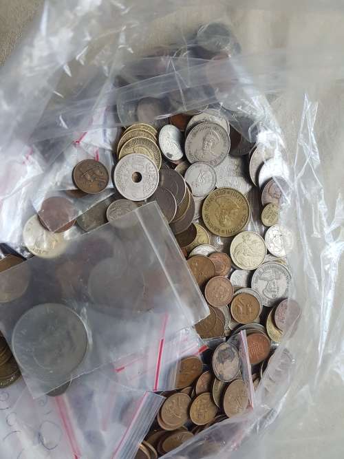 Over 2Kg of world and South African coins not sorted
