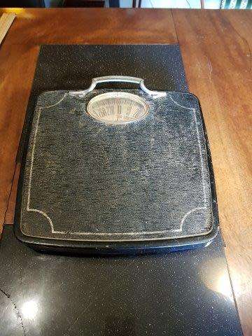 Antique/Vintage Bathroom Scale Working. Marked in lbs. 26 X 26 cm
