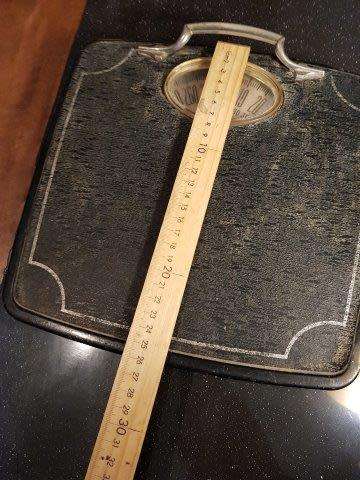 Antique/Vintage Bathroom Scale Working. Marked in lbs. 26 X 26 cm
