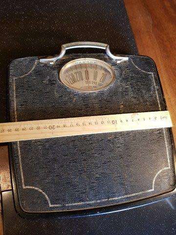 Antique/Vintage Bathroom Scale Working. Marked in lbs. 26 X 26 cm