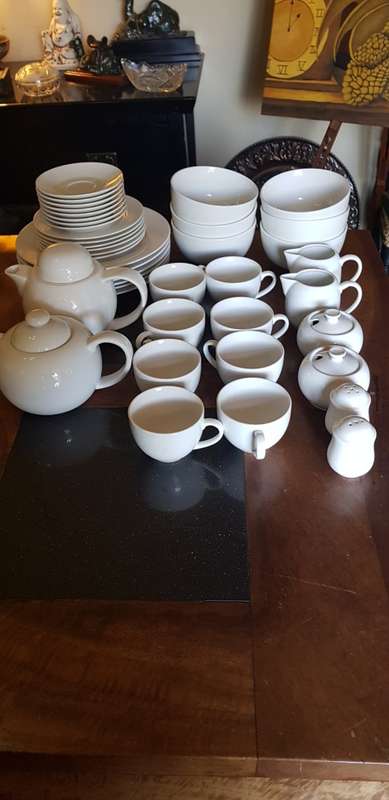 41 Piece Maxwell Williams dinner and tea/coffee set plus extra Tea/Coffee pot