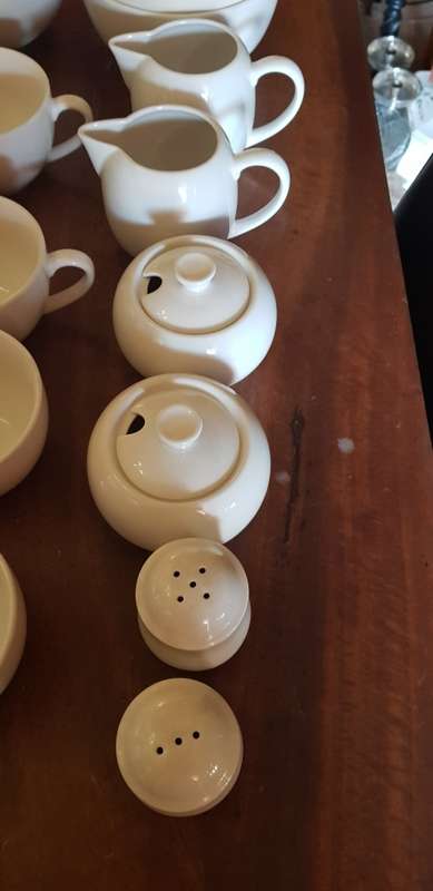 41 Piece Maxwell Williams dinner and tea/coffee set plus extra Tea/Coffee pot