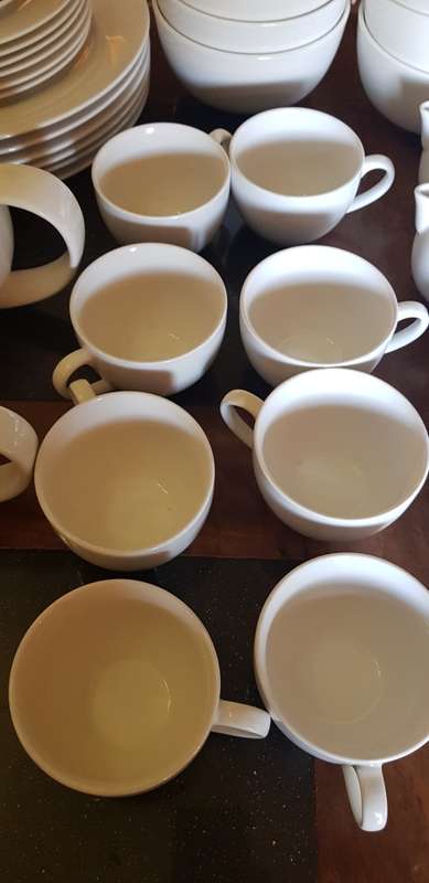 41 Piece Maxwell Williams dinner and tea/coffee set plus extra Tea/Coffee pot