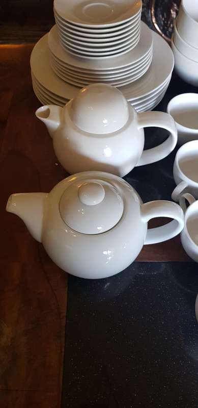 41 Piece Maxwell Williams dinner and tea/coffee set plus extra Tea/Coffee pot
