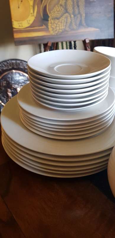 41 Piece Maxwell Williams dinner and tea/coffee set plus extra Tea/Coffee pot