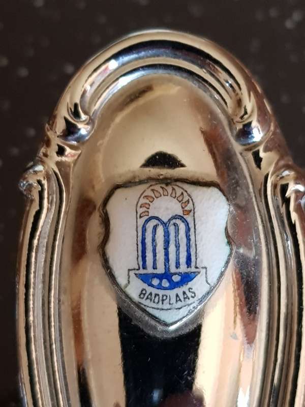 Beautiful Vintage Silver Plated Cake Lifters. Marked