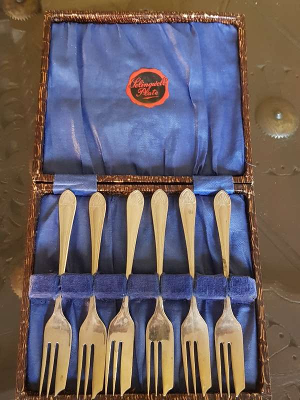 Beautiful Vintage Selingwell Plate Sipelia Cake Forks. Marked & Boxed