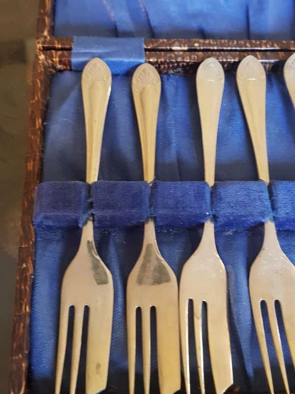 Beautiful Vintage Selingwell Plate Sipelia Cake Forks. Marked & Boxed