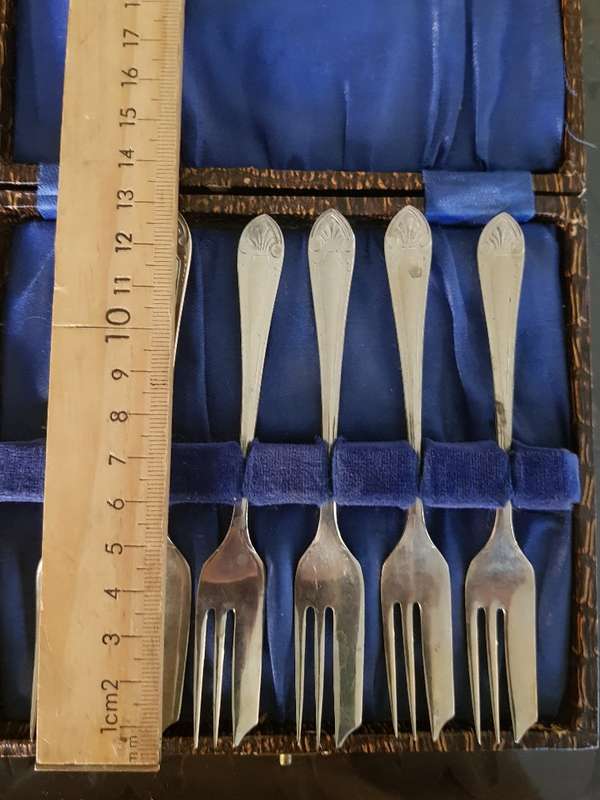 Beautiful Vintage Selingwell Plate Sipelia Cake Forks. Marked & Boxed