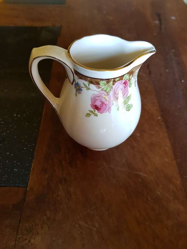Beautiful Vintage Royal Doulton's English Rose Milk Jug. Marked D6071