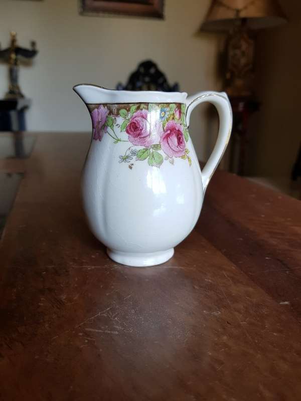 Beautiful Vintage Royal Doulton's English Rose Milk Jug. Marked D6071
