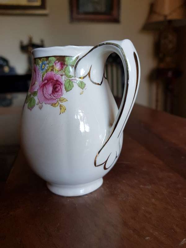 Beautiful Vintage Royal Doulton's English Rose Milk Jug. Marked D6071