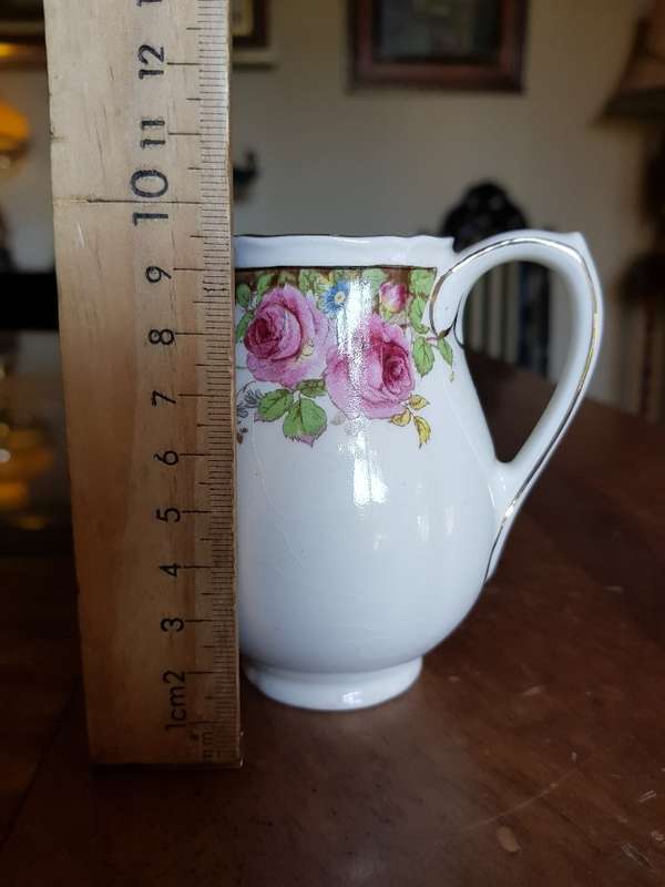 Beautiful Vintage Royal Doulton's English Rose Milk Jug. Marked D6071