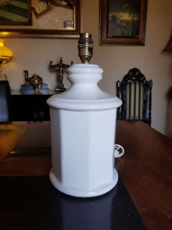 Stunning Vintage Porcelain Lamp. Working