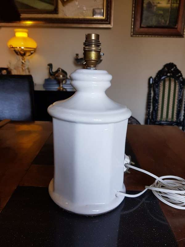 Stunning Vintage Porcelain Lamp. Working
