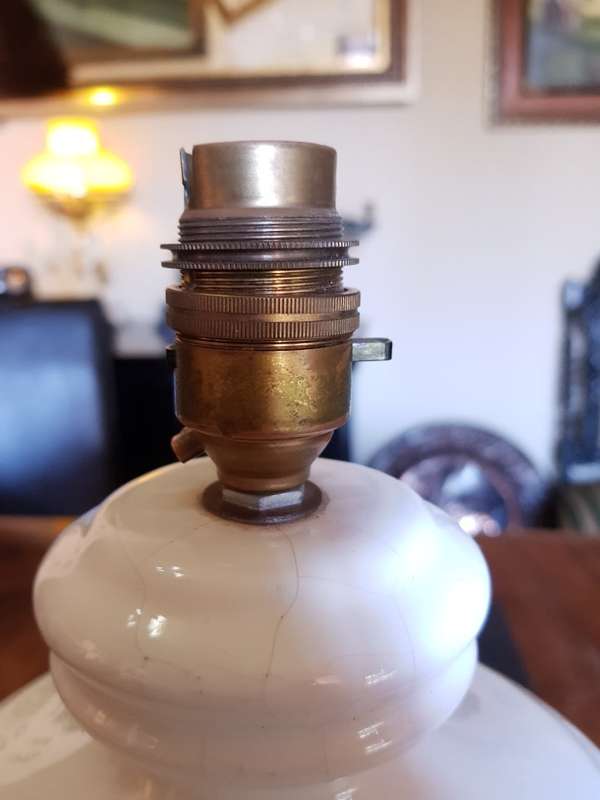 Stunning Vintage Porcelain Lamp. Working