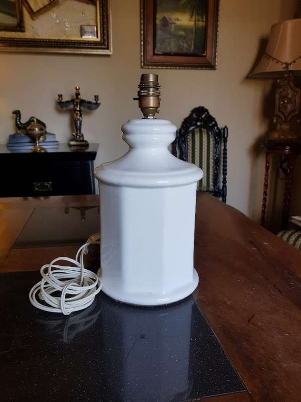 Stunning Vintage Porcelain Lamp. Working