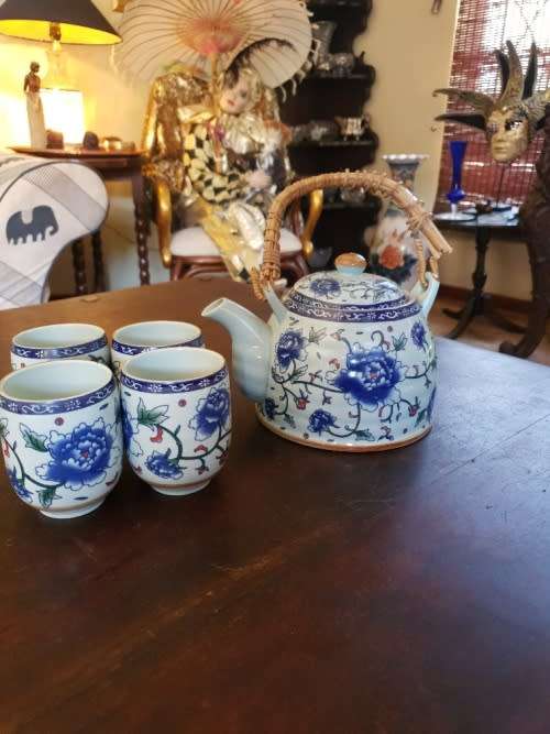 Beautiful Chinese Tea Pot and 4 Cups.