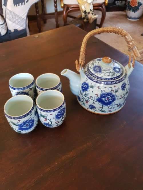 Beautiful Chinese Tea Pot and 4 Cups.