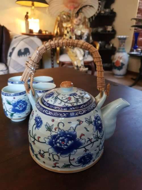 Beautiful Chinese Tea Pot and 4 Cups.