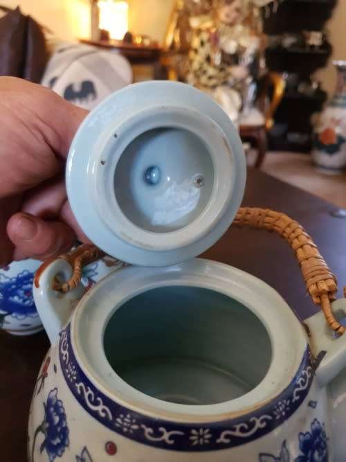 Beautiful Chinese Tea Pot and 4 Cups.