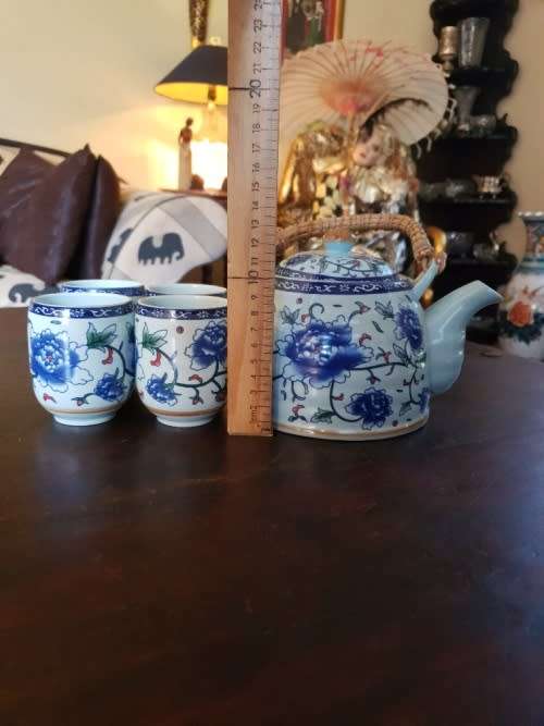 Beautiful Chinese Tea Pot and 4 Cups.