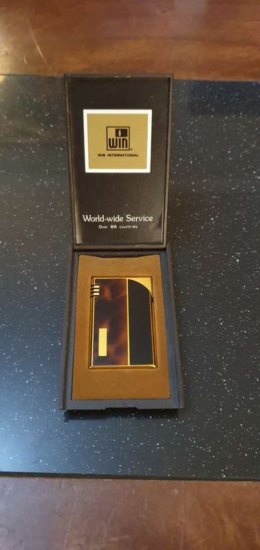 Beautiful Win Lighter in Case. Working!!!