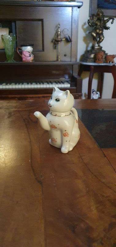 *Stunning Porcelain Cat Motif Tea Pot*