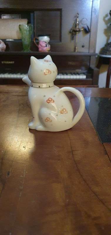 *Stunning Porcelain Cat Motif Tea Pot*