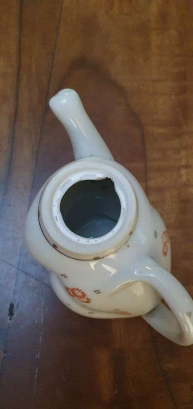 *Stunning Porcelain Cat Motif Tea Pot*