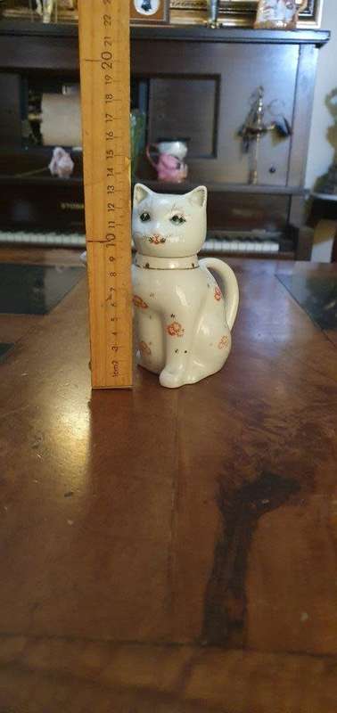 *Stunning Porcelain Cat Motif Tea Pot*