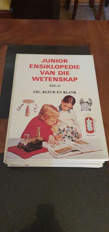 Vintage Junior Ensiklopedie Van Weetenskap Deel 1- Deel 5 Kopiereg 1976