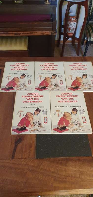 Vintage Junior Ensiklopedie Van Weetenskap Deel 1- Deel 5 Kopiereg 1976