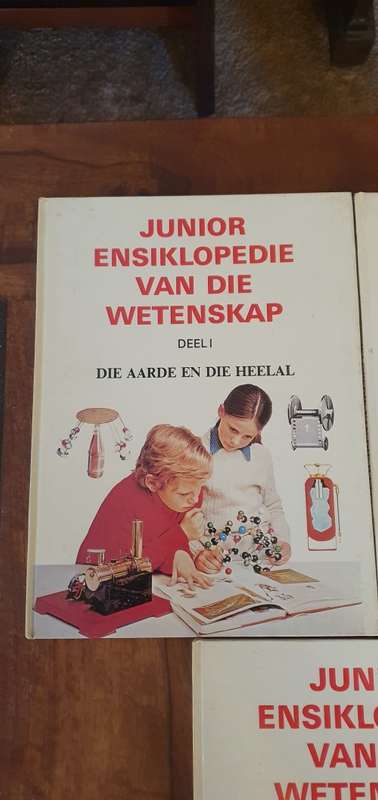 Vintage Junior Ensiklopedie Van Weetenskap Deel 1- Deel 5 Kopiereg 1976