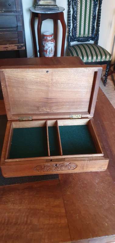 Beautiful Vintage Handcarved Stained Oakwood Jewelry Box
