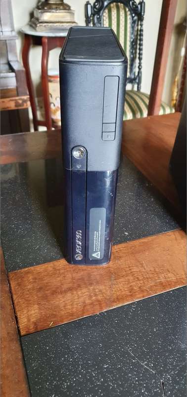 XBOX 360 E 500 G Storage Plus an extra