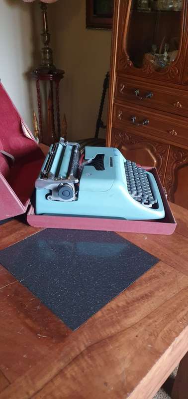 Vintage Ollivetti Studio 44
