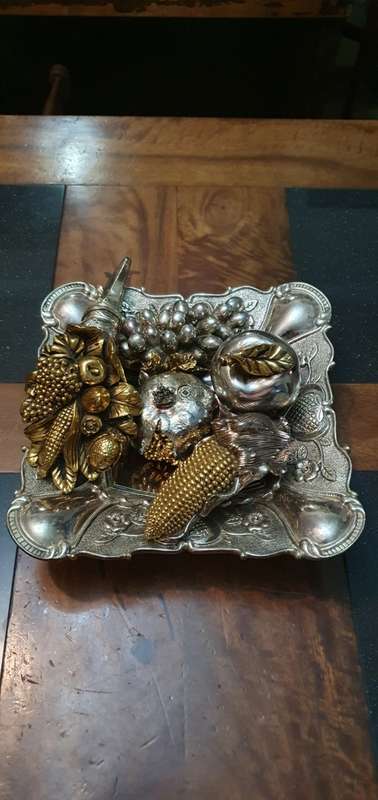 Gorgeous 4 kgs Metal Fruit & Bowl