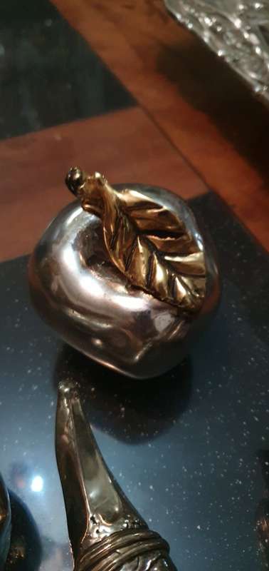 Gorgeous 4 kgs Metal Fruit & Bowl