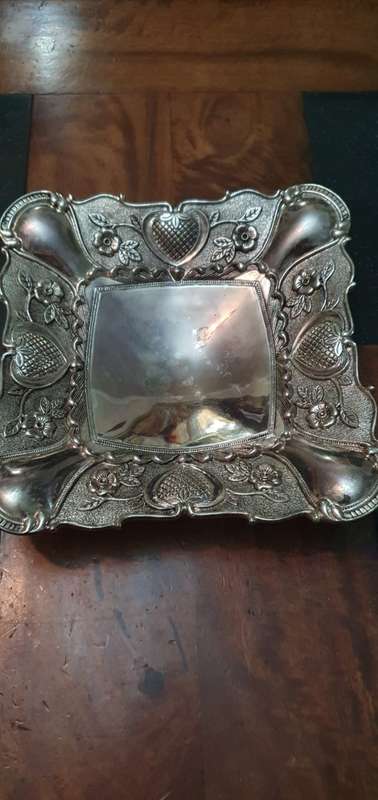 Gorgeous 4 kgs Metal Fruit & Bowl