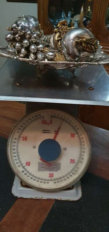 Gorgeous 4 kgs Metal Fruit & Bowl