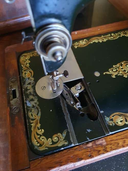 Beautiful Vintage Singer Sewing Machine